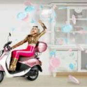 Le texte musical MOTORSCOOTER de KATE MILLER HEIDKE est également présent dans l'album Curiouser (2008)