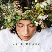 Le texte musical WHILE SHEPHERDS WATCHED 6 de KATE RUSBY est également présent dans l'album Holly head (2019)