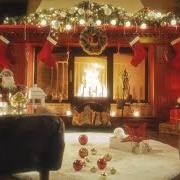Le texte musical ROCKIN' AROUND THE CHRISTMAS TREE de KELLY CLARKSON est également présent dans l'album When christmas comes around... (2021)