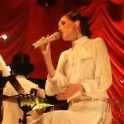 Le texte musical NO LLORES POR MI ARGENTINA de KIKA EDGAR est également présent dans l'album Broadway (2011)