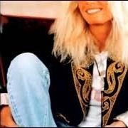 Le texte musical YOU ARE EVERYTHING de KIM CARNES est également présent dans l'album Checkin' out the ghosts