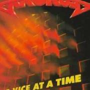 Le texte musical LONG STICK GOES BOOM de KROKUS est également présent dans l'album One vice at time (1982)