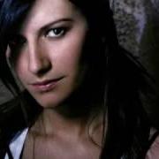 Le texte musical TU NOMBRE EN MAYUSCULAS de LAURA PAUSINI est également présent dans l'album Escucha (2004)